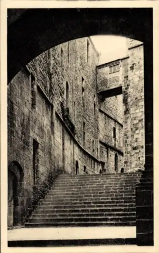 Ak Le Mont Saint Michel Manche, Treppenaufgang in der Abtei