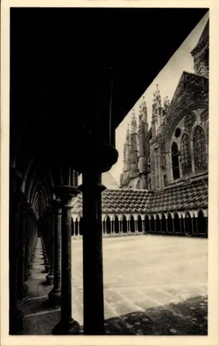 Ak Le Mont Saint Michel Manche, Kreuzgang der Abtei  Säulen, gotische Fenster