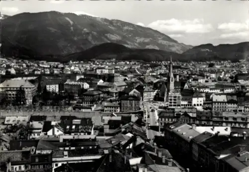 Ak Villach in Kärnten, Blick auf  Berge im Hintergrund, Stadtansicht, Schwarz-Weiß-Foto