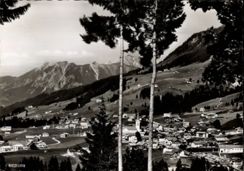 Ak Riezlern Mittelberg im Kleinwalsertal Vorarlberg, Berglandschaft, Ort  Bäume im Vordergrund, S