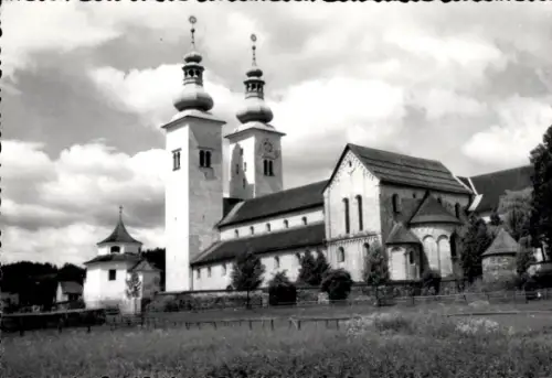 Ak Gurk in Kärnten, Romanischer Dom, zwei Türme, Landschaft, Schwarz-Weiß-Foto