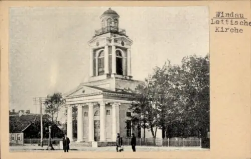 Ak Ventspils Windau Lettland, Windau Lettische Kirche, Schwarz-Weiß-Bild, Bäume, Menschen