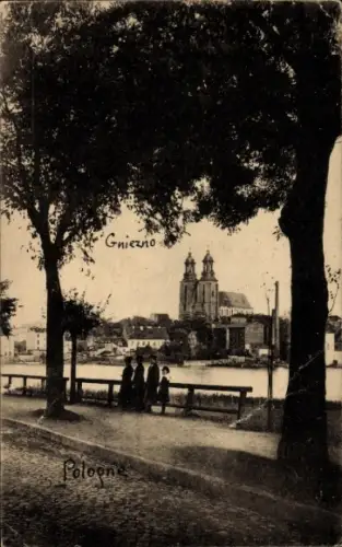 Ak Gniezno Gnesen Posen,  Blick auf den Dom, Fluss, Bäume, Menschen