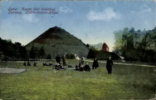Ak Lwiw Lwów Lemberg Léopol Ukraine, Kopiec Unii lubelskiej,  Menschen auf Wiese, Statue im Hinte