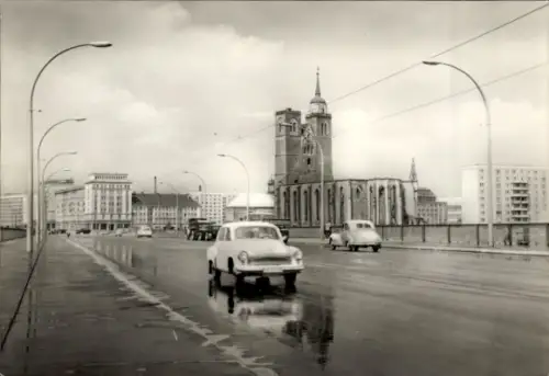 Ak Magdeburg an der Elbe,  neue Strombrücke, Autos, Kirche, Schwarz-Weiß-Foto