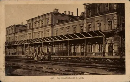 Ak Liepaja Libau Lettland, Der Hauptbahnhof, Gleisseite, Deutsches Militär