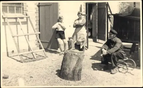 Foto Ak Bernickow Kreis Königsberg Neumark Ostbrandenburg, Bauernhof, Familie 1941