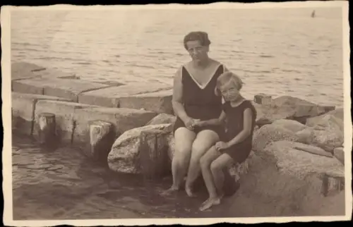 Foto Ak Dziwnów Berg Dievenow in Pommern, Frau und Mädchen in Badeanzügen