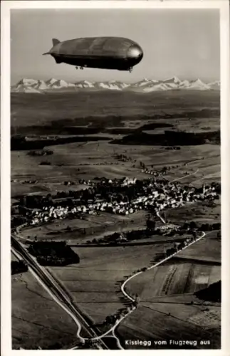 Ak Kißlegg im Allgäu, Luftaufnahme vom Ort mit Zeppelin