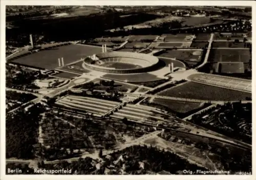 Ak Berlin Tiergarten, Luftaufnahme, Reichssportfeld,  Sportstätten, große Rasenflächen