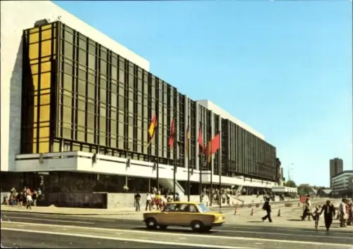 Ak Berlin Mitte, Hauptstadt der DDR, Palast der Republik, Passanten, Auto