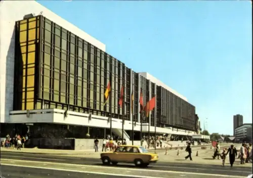 Ak Berlin Mitte, Hauptstadt der DDR, Palast der Republik, Passanten, Auto