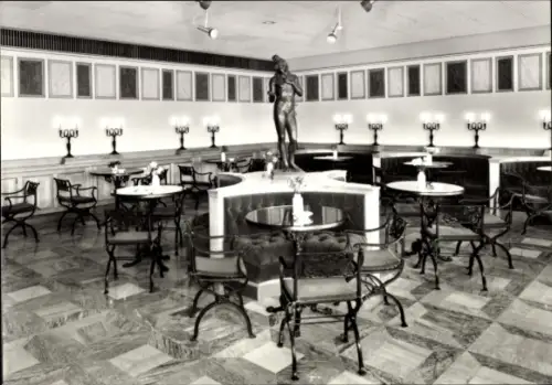 Ak Berlin, Der Palast der Republik, Weinstube, Innenansicht, Statue