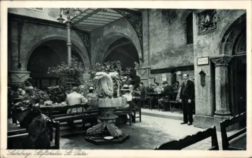 Ak Salzburg in Österreich, Innenhof mit Brunnen, Gäste an Tischen, Pflanzen, Statuen, Salzburg