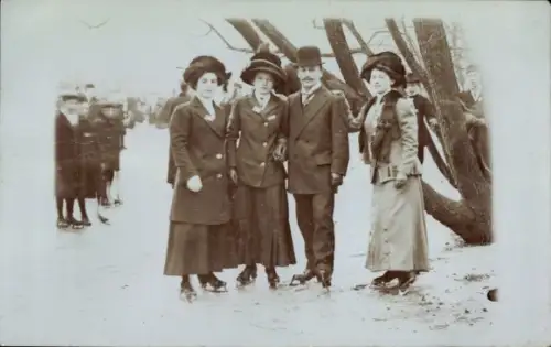 Foto Ak Schlittschuhläufer, Portrait