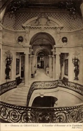 Ak Chantilly Oise, Schloss, Inenansicht, die große Treppe und das Vestibül