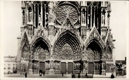 Ak Reims Marne, Kathedrale, Portal, Rosace, Statue von Jeanne d'Arc, Reims