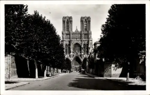 Ak Reims Marne, Kathedrale, Straße, Bäume, Schwarz-Weiß-Foto