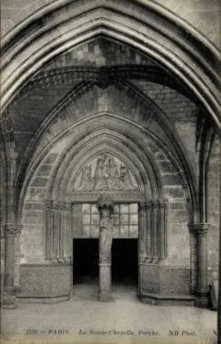 Ak Paris I Ile de la Cité, La Sainte-Chapelle, Porche,  Statue