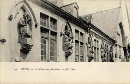 Ak Reims Marne,  La Maison des Musiciens, Statuen an der Fassade