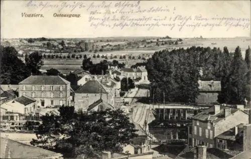 Ak Vouziers Ardennes,  Ostausgang, Landschaft, Häuser, Straße, Bäume