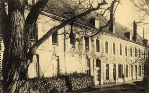 Ak Laon Aisne,  Prefektur, Gebäude mit Fenstern, Bäume im Vordergrund