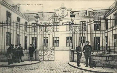 Ak Maubeuge Nord, Mairie von   Architektur, Menschen in Uniform, Tor