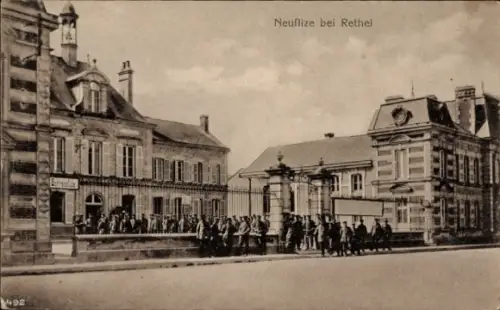 Ak Neuflize Ardennes, Neuflize bei Rethel,  Gebäude, Menschenmenge
