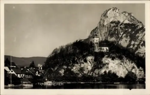 Ak Traunkirchen am Traunsee Oberösterreich,  Berg mit Kirche, Häuser am Wasser