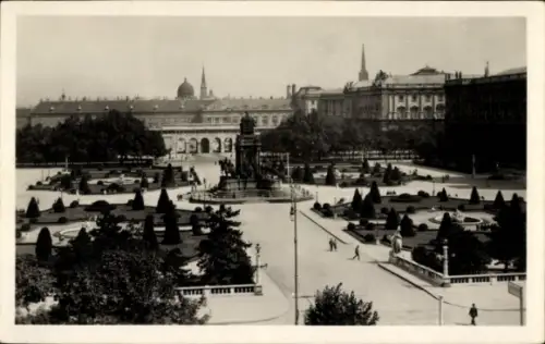 Ak Wien 1 Innere Stadt, Maria Theresienplatz, Statue, Bäume, Wege, Menschen