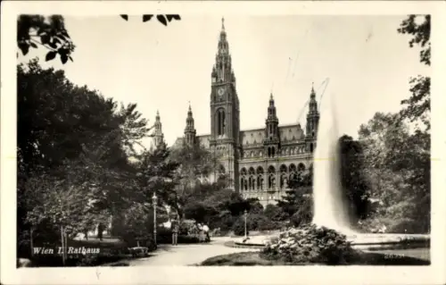 Ak Wien 1 Innere Stadt, Rathaus  Brunnen, Bäume, Menschen, 