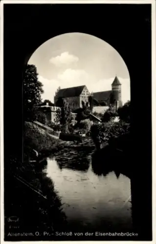 Ak Olsztyn Allenstein Ostpreußen, Schloss von der Eisenbahnbrücke, Fluss, Bäume, Schwarz-Weiß-Fot