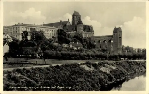 Ak Kwidzyn Marienwerder Westpreußen,  Westpreußen, Schloss mit Regierung, Fluss im Vordergrund
