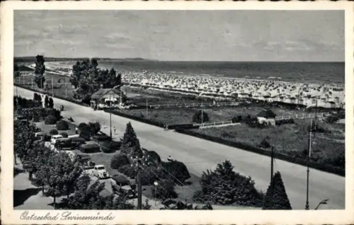 Ak Świnoujście Swinemünde Pommern, Ostseebad  Strand mit Strandkörben, Bäume, Straße, Autos