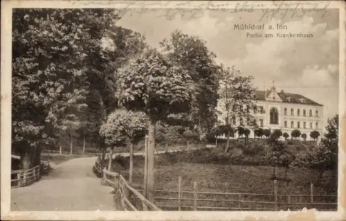 Ak Mühldorf am Inn Oberbayern,  Partie am Krankenhaus, Bäume, Weg