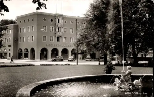Ak Mühldorf am Inn Oberbayern, KRELS SPARKASSE, MÜHLDORF a. Inn, Brunnen mit Figuren, Auto sichtb