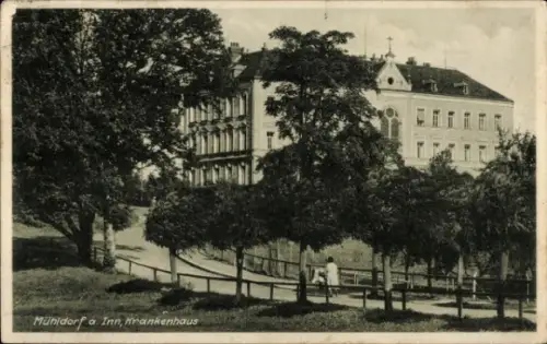 Ak Mühldorf am Inn Oberbayern, Krankenhaus,  Bäume, Weg, Personen