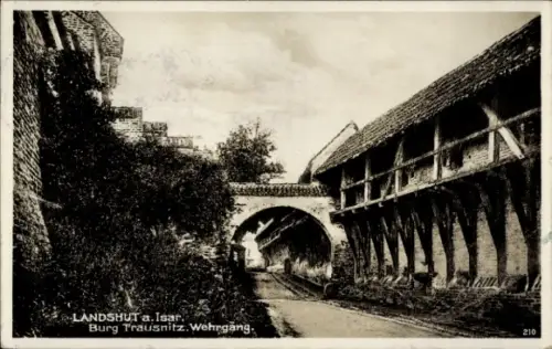 Ak Landshut in Niederbayern,  Burg Trausnitz, Wehrgang, Straße, Bäume