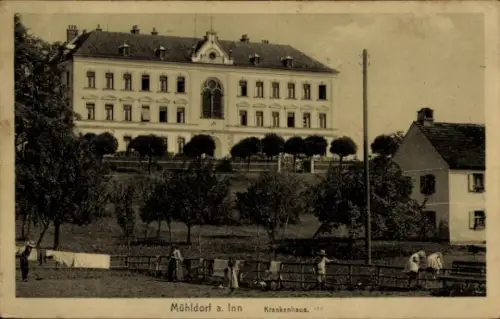 Ak Mühldorf am Inn Oberbayern, Krankenhaus  Menschen am Zaun, Wäsche aufhängen