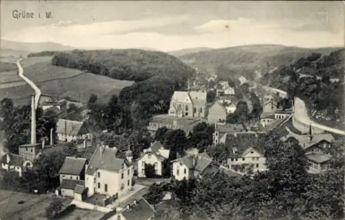Ak Grüne Iserlohn im Märkischen Kreis, Landschaft mit Hügeln, Häusern, Kirche, Straße, Wald