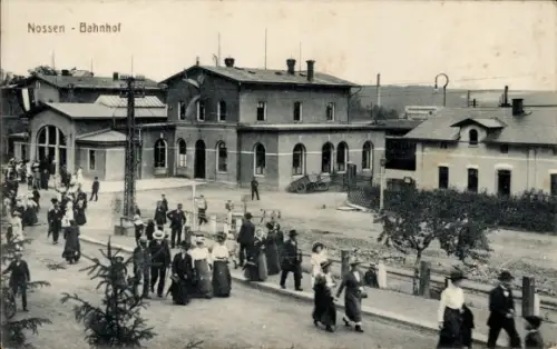 Ak Nossen in Sachsen, Bahnhof, Straßenpartie, Passanten