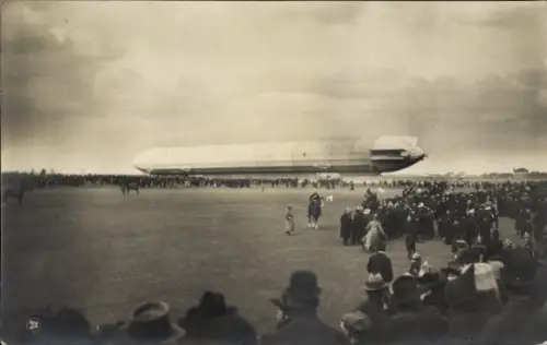 Foto Ak Luftschiff, Zeppelin, Landeplatz