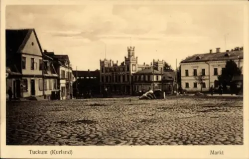 Ak Tukums Tuckum Lettland, Tuckum (Kurland), Markt,  Gebäude, gepflasterte Straße