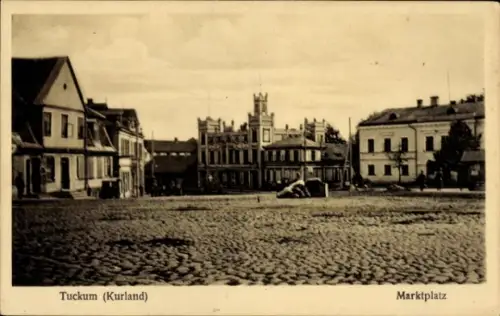 Ak Tukums Tuckum Lettland, Tuckum (Kurland), Marktplatz,  Gebäude, gepflasterte Straße