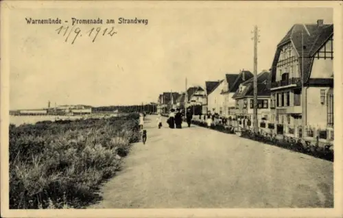Ak Ostseebad Warnemünde Rostock, Promenade am Strandweg, Menschen auf der Straße, Häuser im Hinte