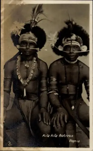 Foto Ak Papua Neuguinea, Kila kila natives, Männer in Volkstrachten