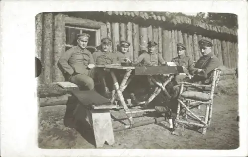 Foto Ak Rogatschi b. Baranawitschy Baranowitschi Weißrussland, Inf. Regt. 219, Soldaten vor Holzhaus