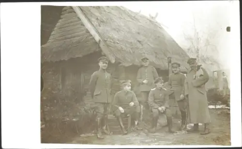 Foto Ak Rogatschi b. Baranawitschy Baranowitschi Weißrussland, Inf. Regt. 219, Soldaten vor Holzhaus