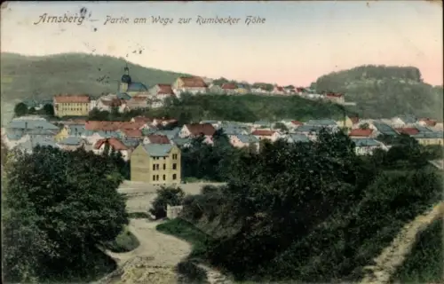 Ak Rumbeck Arnsberg im Sauerland,  Partie am Wege zur Rumbecker Höhe, farbenfrohe Häuser, Landsch