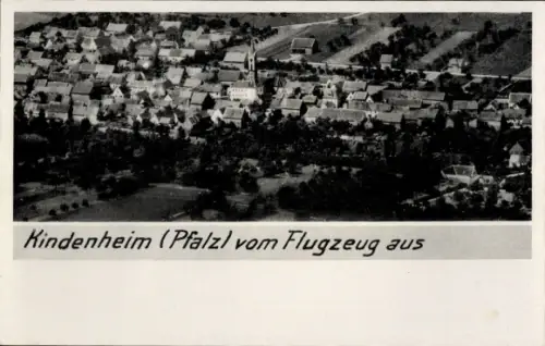 Ak Kindenheim in der Pfalz, Luftaufnahme von  Pfalz, Schriftzug: Kindenheim (Pfalz) vom Flugzeug 